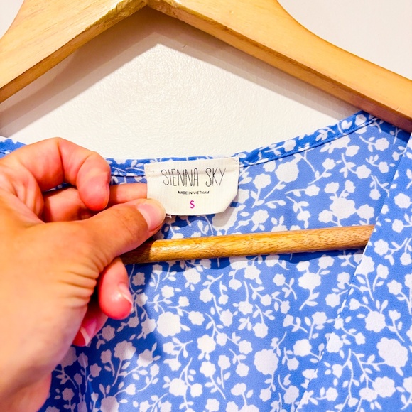 SIENNA SKY Blue flow floral top - Picture 4 of 6